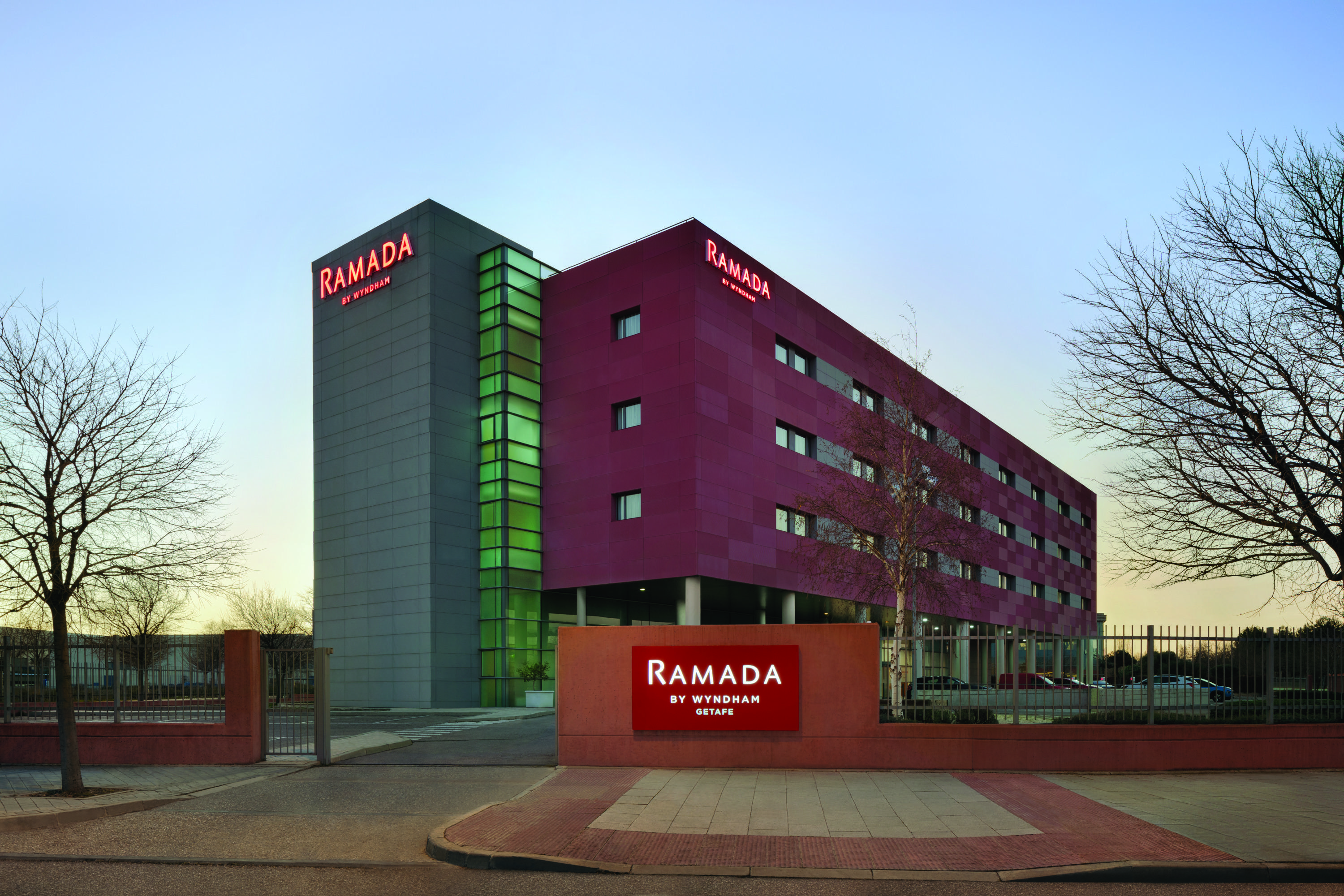 Отель Ramada By Wyndham Madrid Хетафе Экстерьер фото